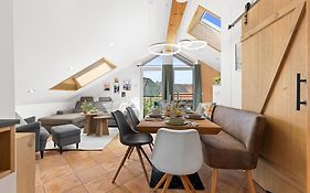 BALANCED Eurasburg Apartments, vollausgestatte Ferienwohnungen auf dem Land
